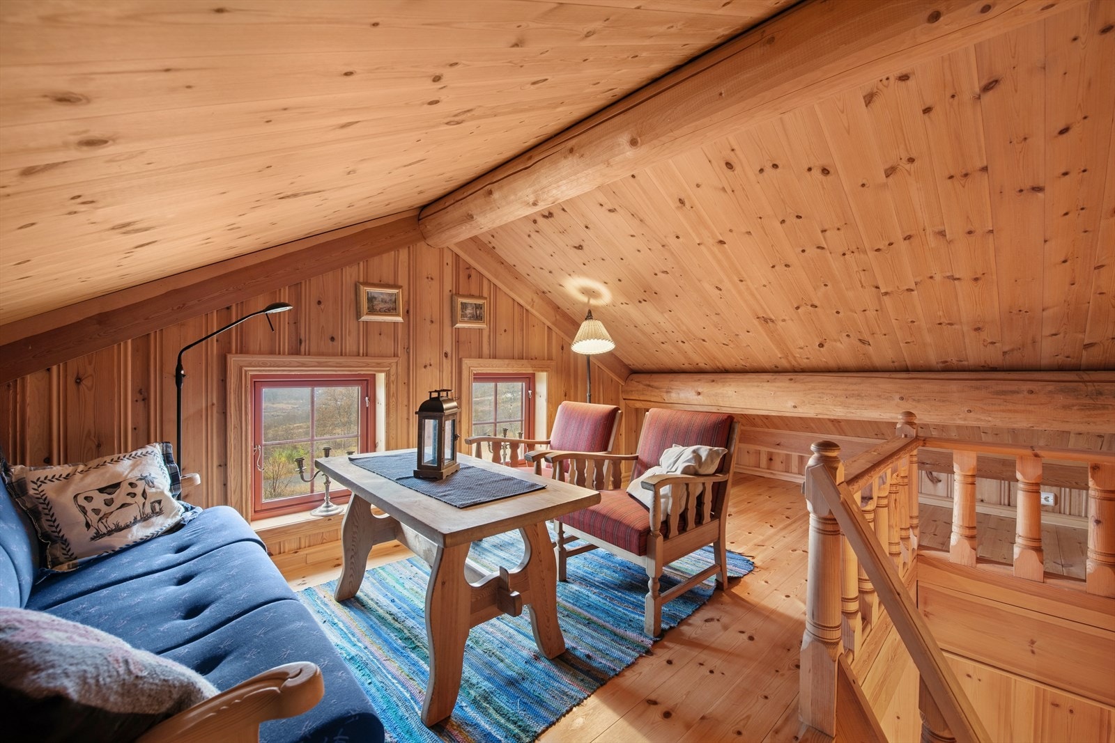 Hyggelig hemsstue som innbyr til avslapning, lesestunder eller bare å nyte fred og ro på hytta. Galleribilde