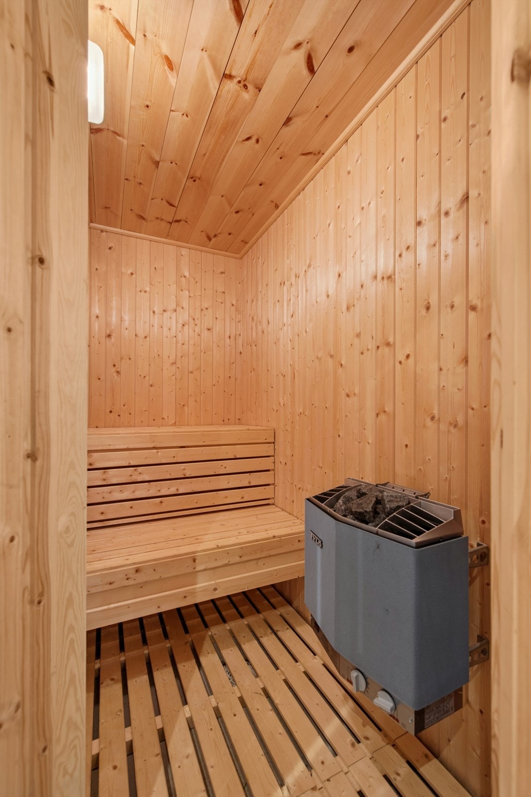 Badstue på hytta - nyt varme og velvære etter en dag ute i fjellet. Galleribilde