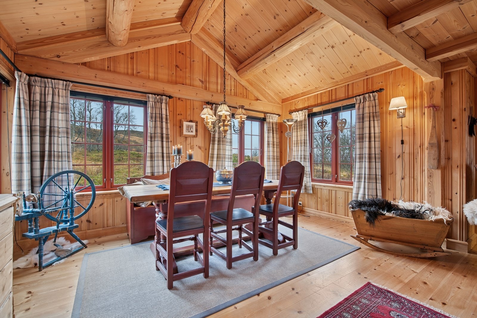 Egen sone for spisestuen - perfekt for lange måltider og hyggelige stunder med familie og venner, hvor langbordet dekkes med letthet og alle får plass. Galleribilde