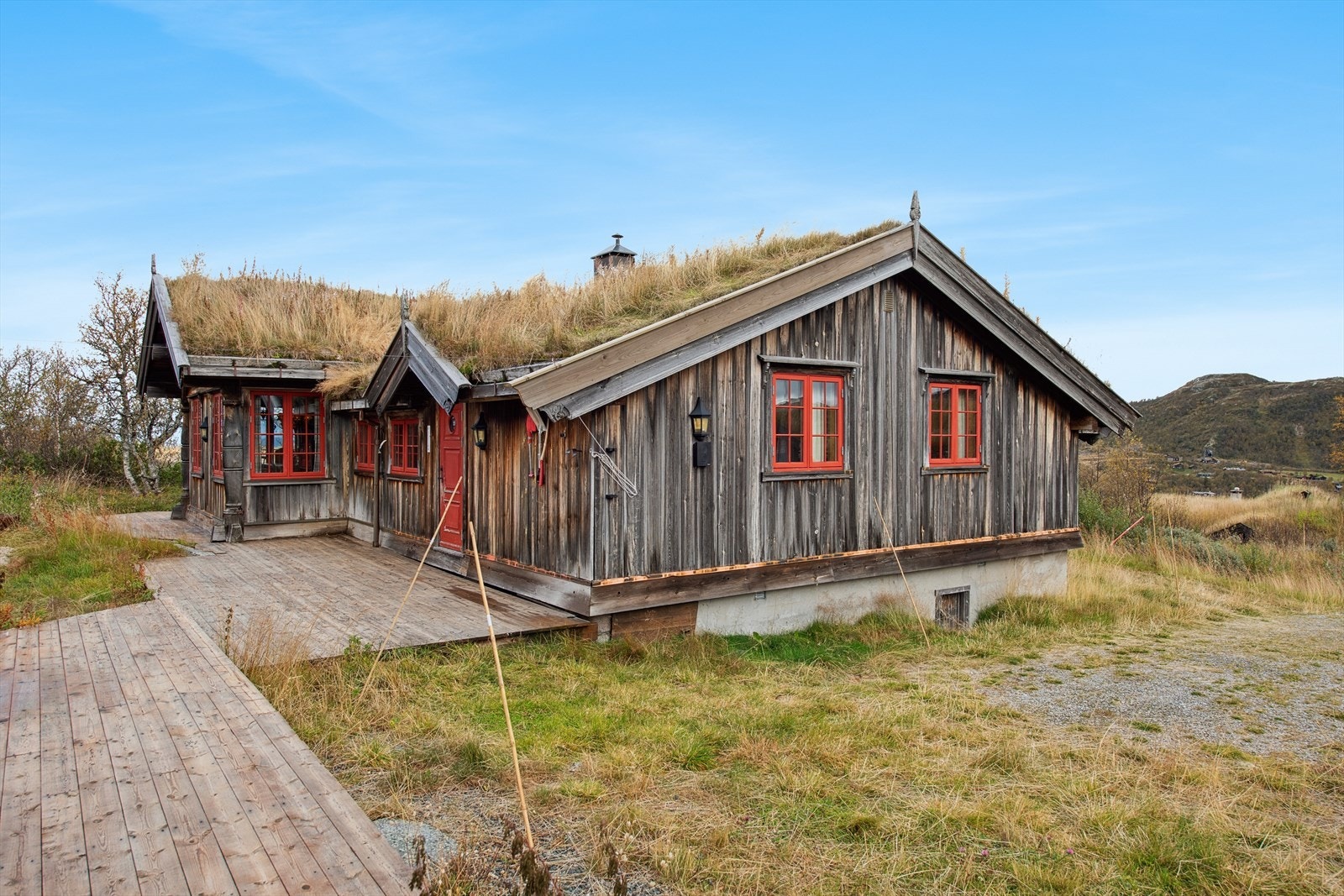 Flere uteplasser gjør det lett å nyte solen og den fantastiske utsikten fra hytta. Galleribilde