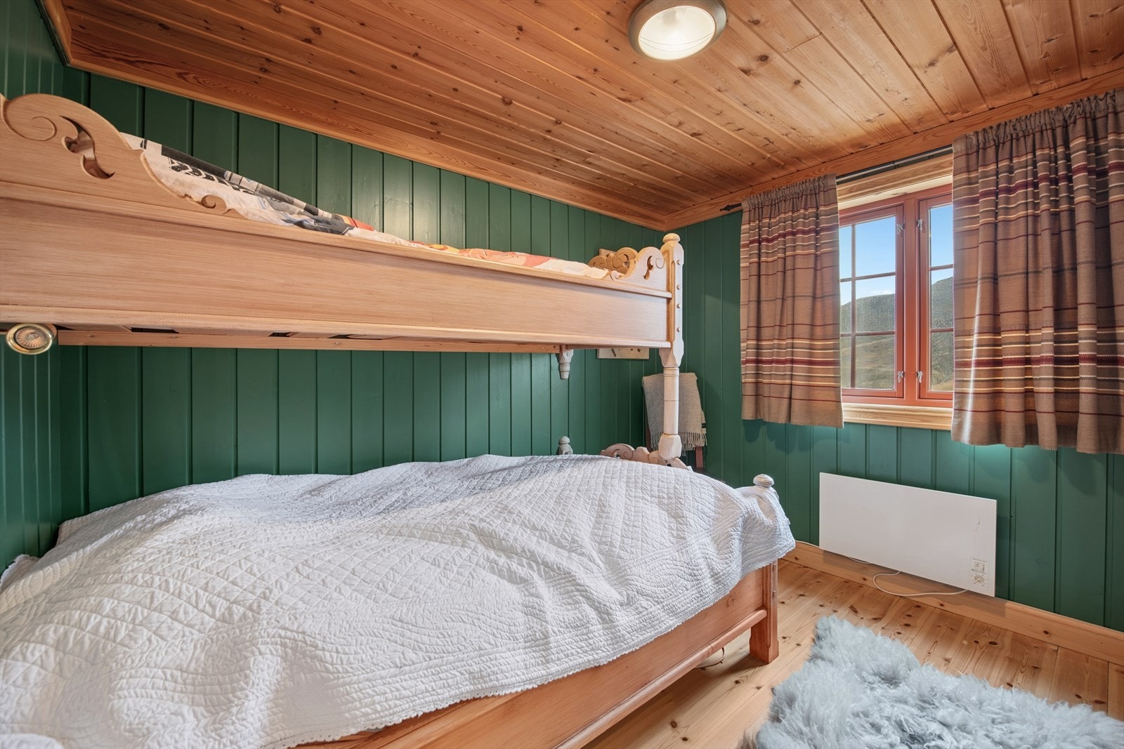 Soverommet har familiekøye og god plass til garderobeløsning - perfekt for barn eller gjester. Galleribilde