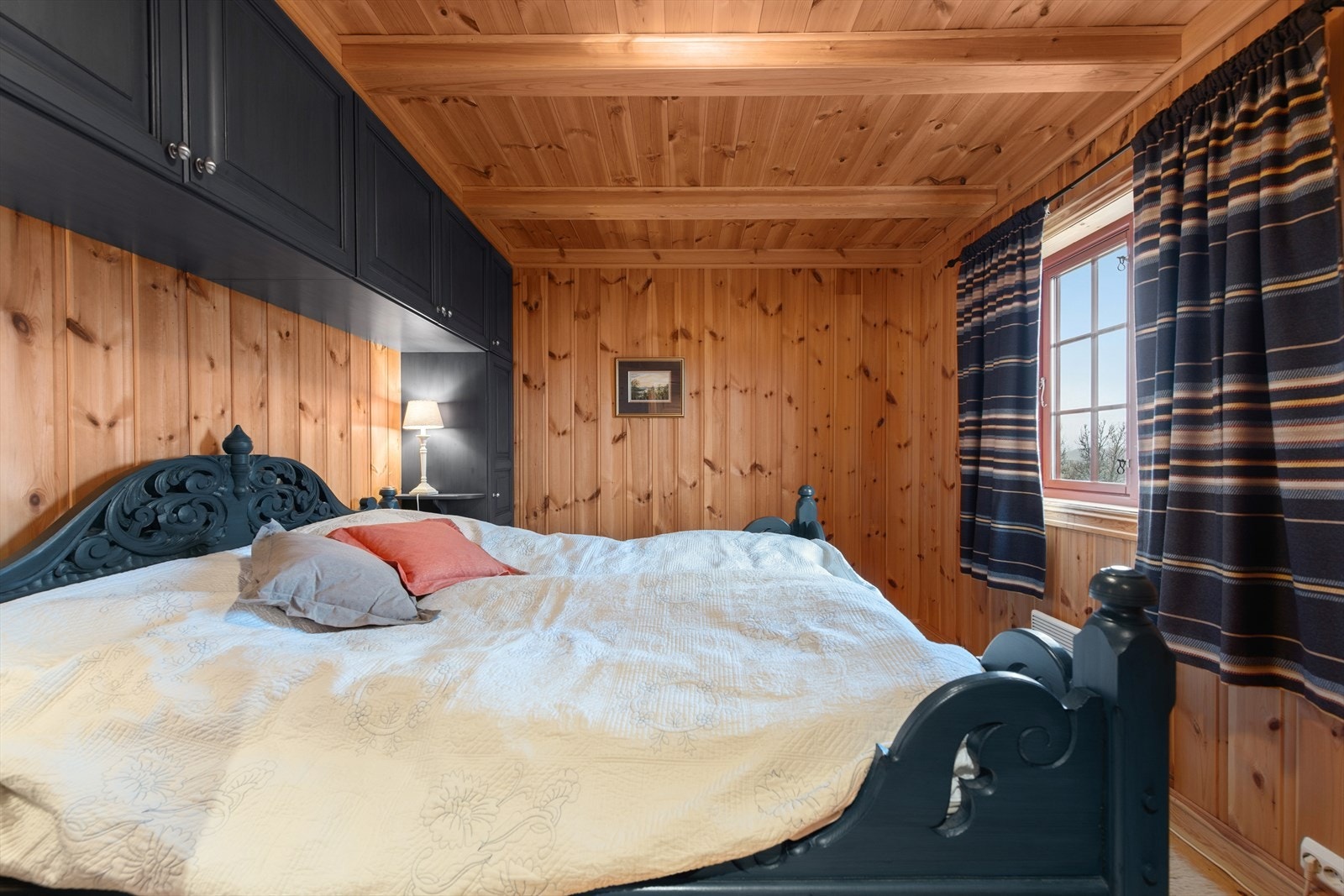 Tre soverom i hovedhytta, pluss ekstra soveplass i annekset - perfekt for store familier eller venner på besøk. Hovedsoverommet har også god plass med garderobeløsning. Galleribilde