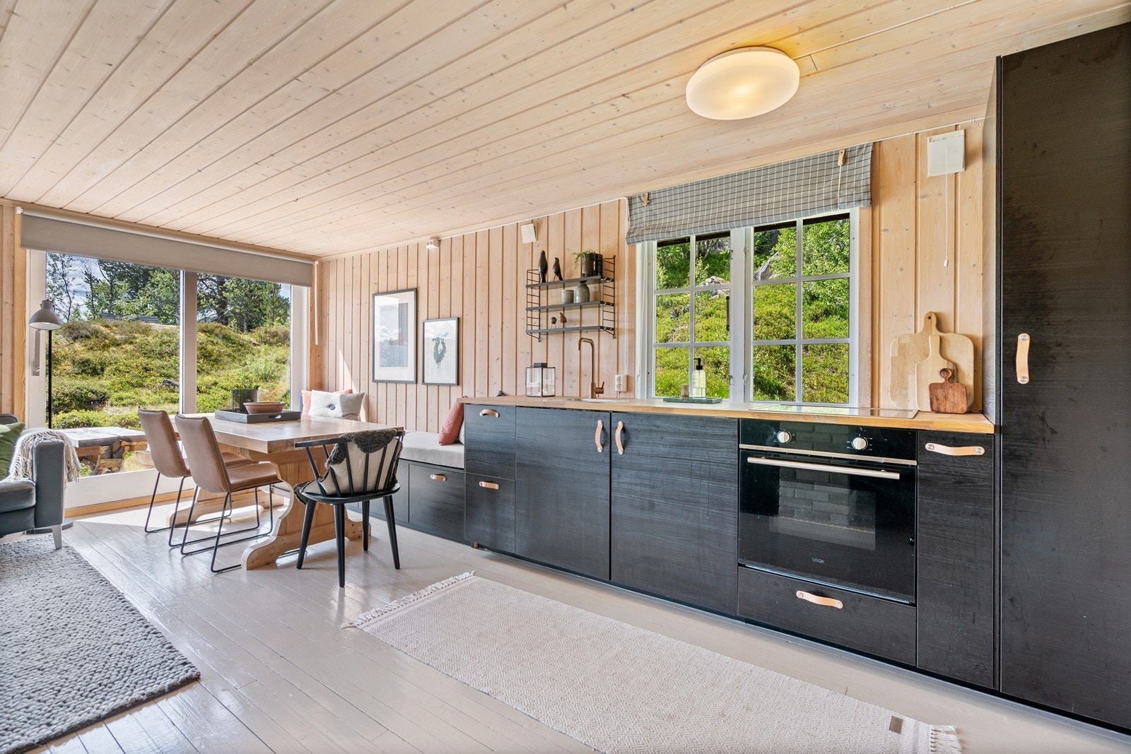 Rommet har flere innredningsmuligheter og god plass til både sofa og spisegruppe. Galleribilde