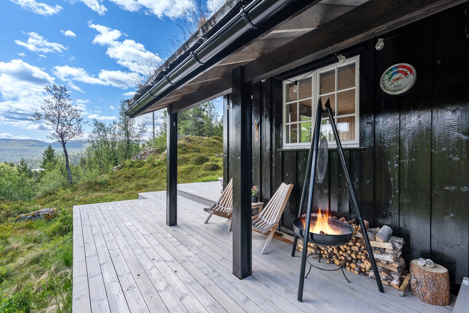 På terrassen er det god plass til ved, bålpanne og utemøbler. Galleribilde