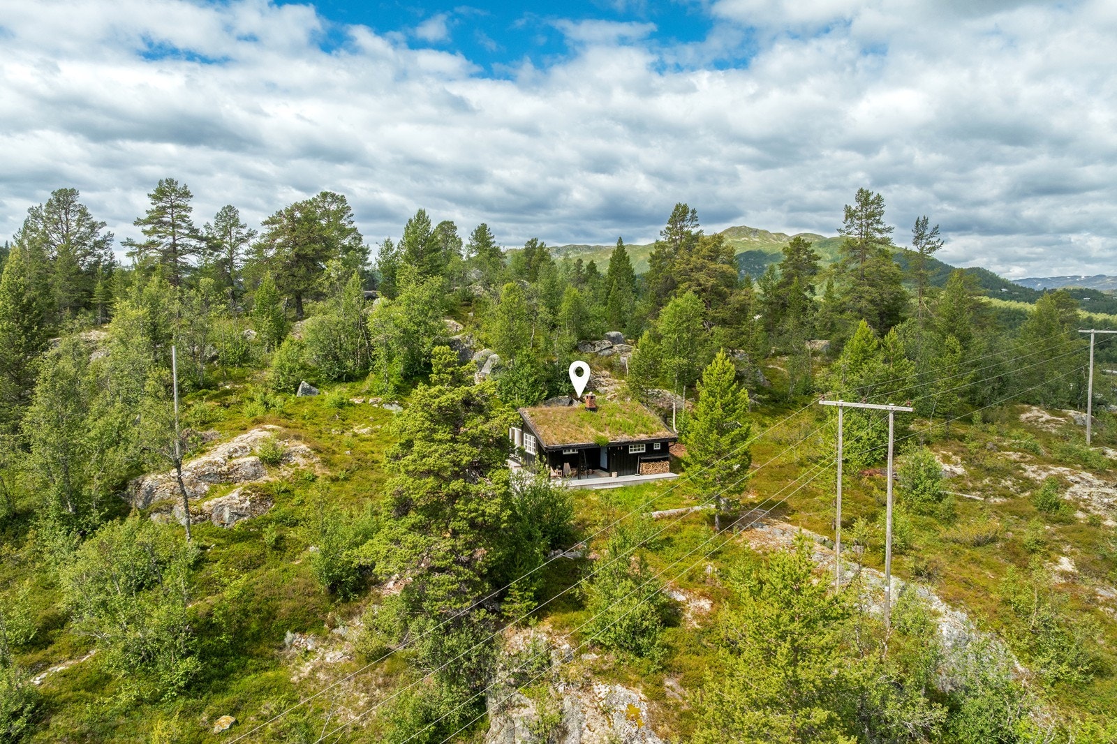 Til tross for den tilbaketrukne beliggenheten, er det kort kjørevei til alpinanlegget på Vågslid, butikker på Edland og restaurant på Haukeliseter. Galleribilde