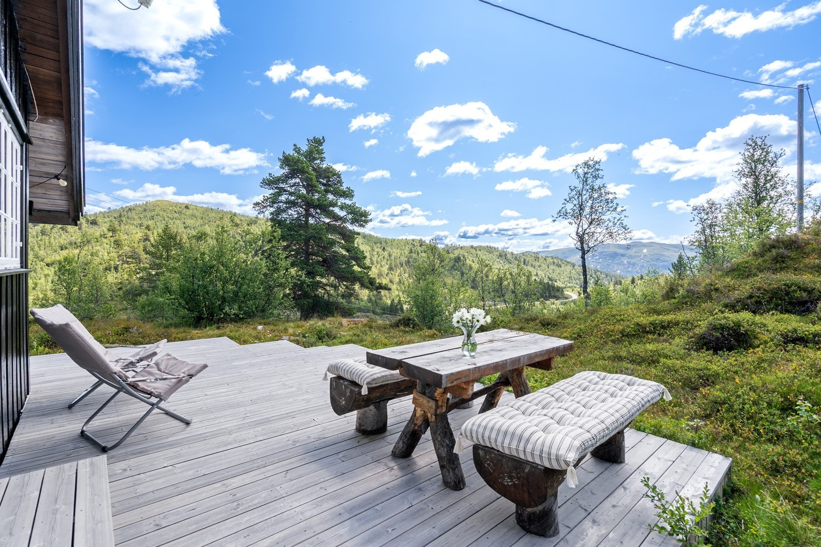 Her er skog og fjell de nærmeste naboene og dere kan nyte storslagen utsikt mot fjellheimen. Galleribilde