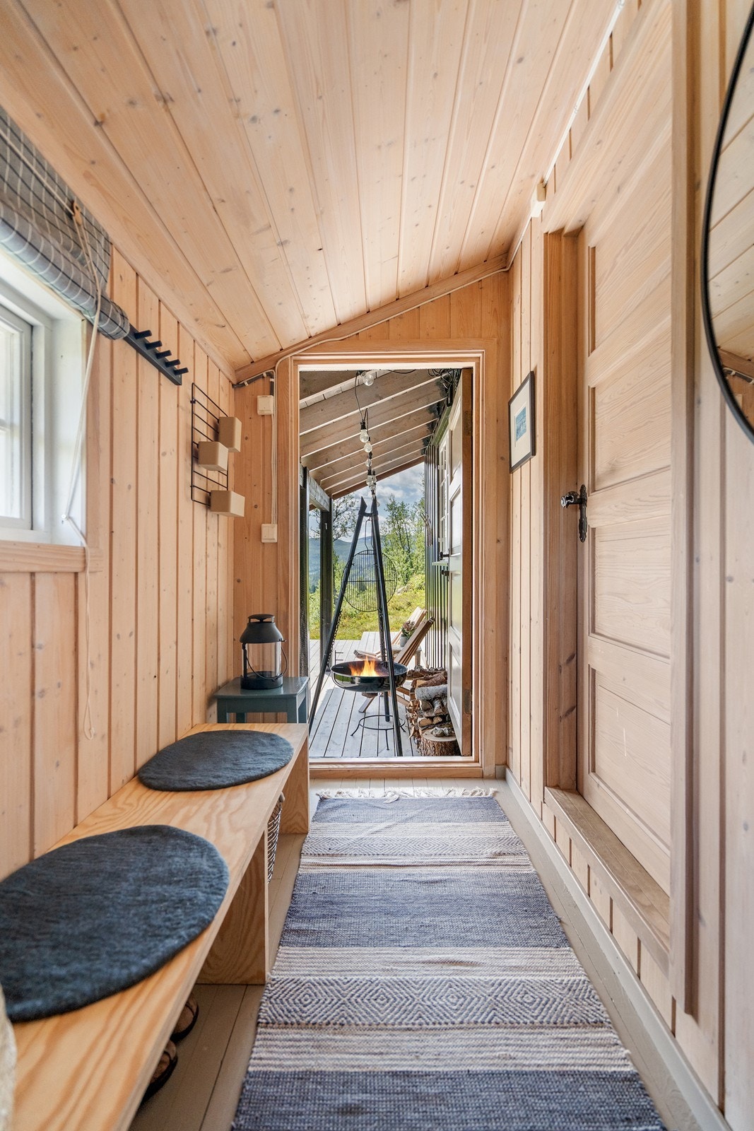 Entréen/gangen gir et hyggelig førsteinntrykk! Her er plass til yttertøy og sko. Galleribilde