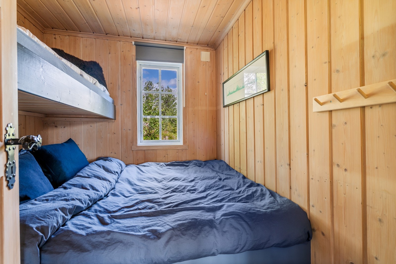 Hytten har til sammen to soverom - Begge med plassbygde sengeløsninger som utnytter rommene maksimalt. Soverom nr 1 har familiekøyeseng med til sammen tre sengeplasser. Galleribilde