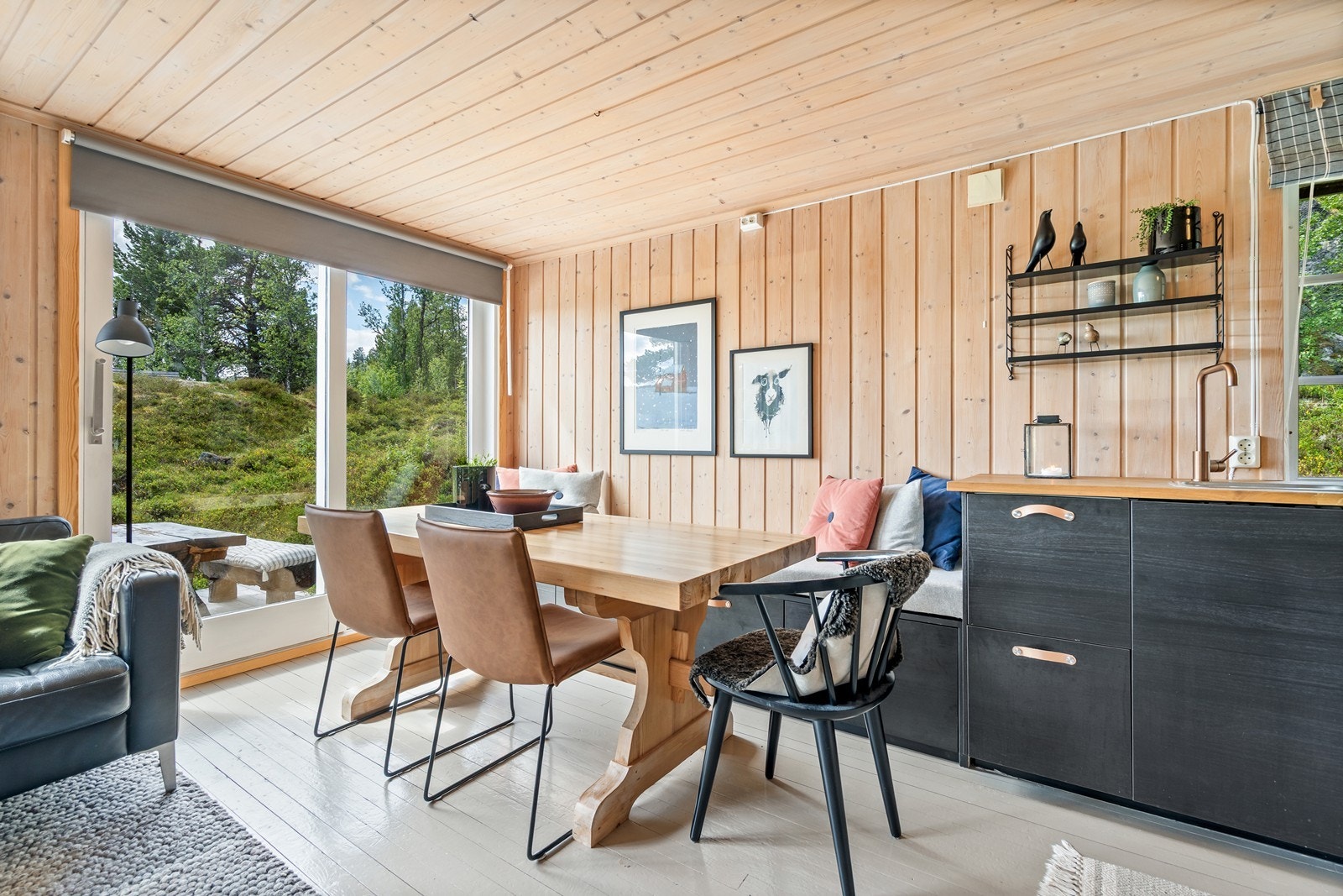 Det er laget en praktisk sittebenk med ekstra oppbevaring mot spisestuedelen, i samme stil som kjøkkeninnredningen. Kjøkkenet har innbygget kjøleskap i benkeskap, og innebygget oppvaskmaskin i sittebenk Galleribilde