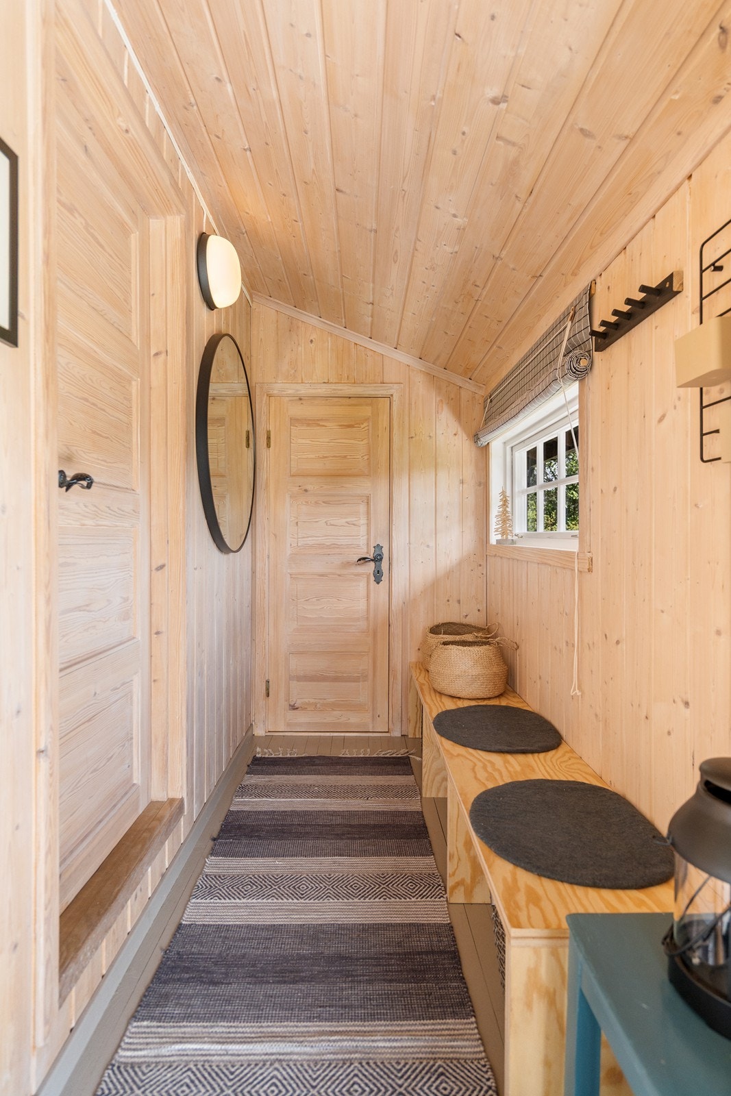 Entré/gang med plassbygget benk. Galleribilde