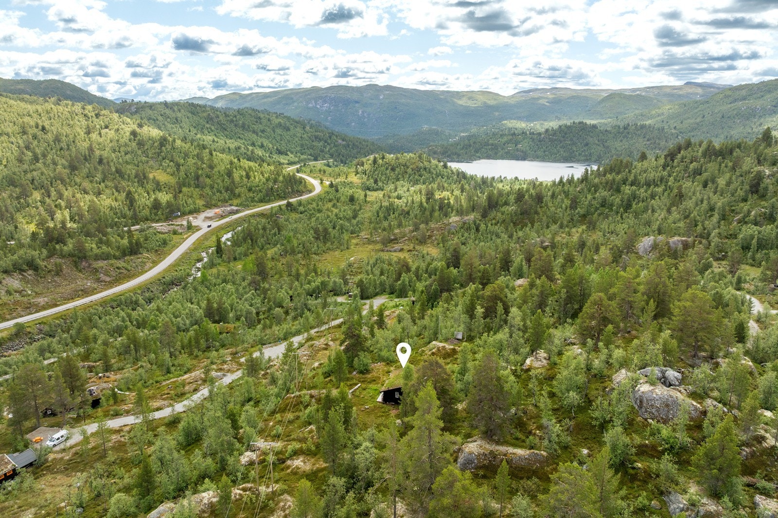 Adkomst til hytten skjer via gangsti fra bilveien som ligger ca XXXX fra eiendommen. Galleribilde