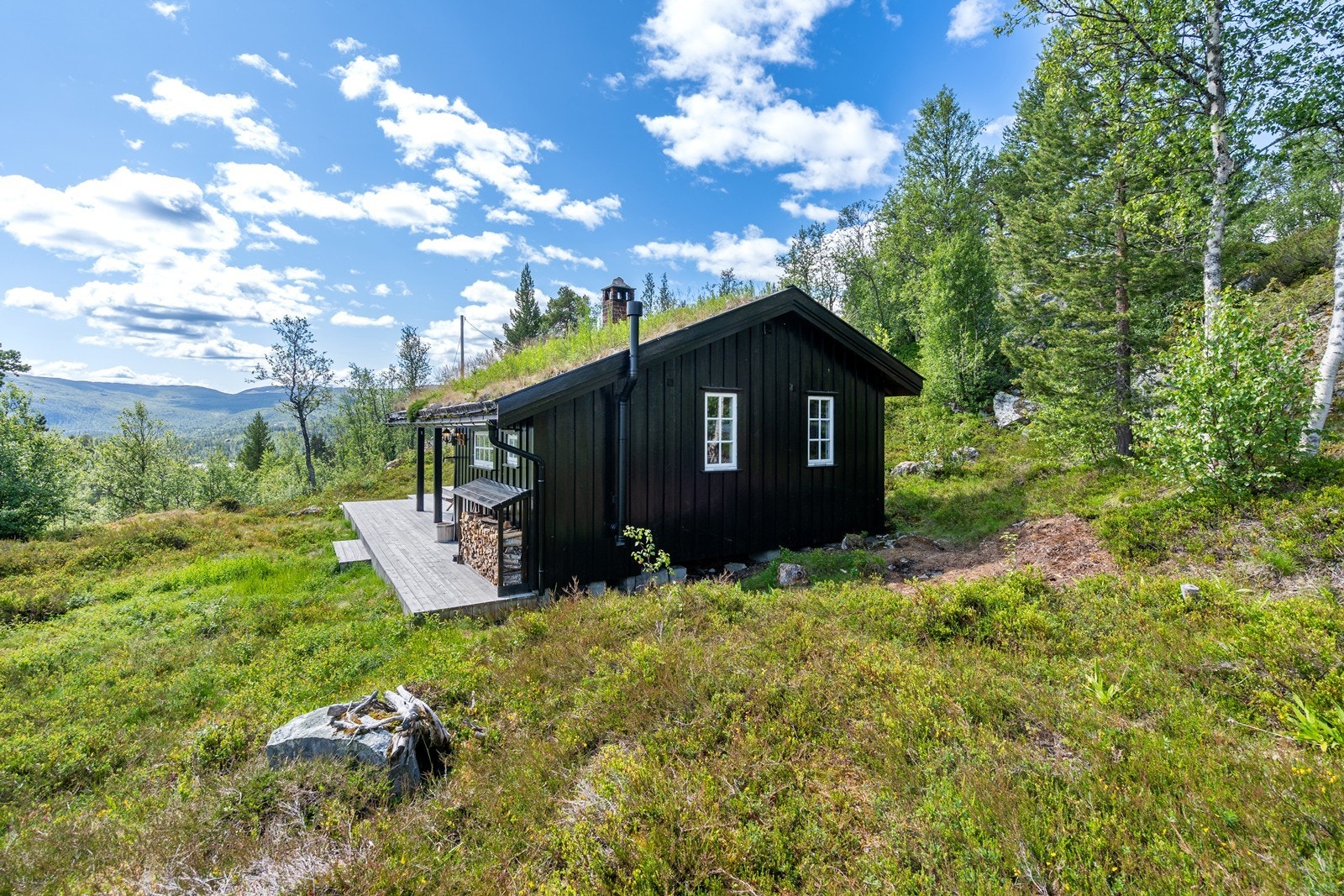 Eiendommen har en særdeles naturskjønn og usjenert beliggenhet ca 814 m.o.h. Galleribilde