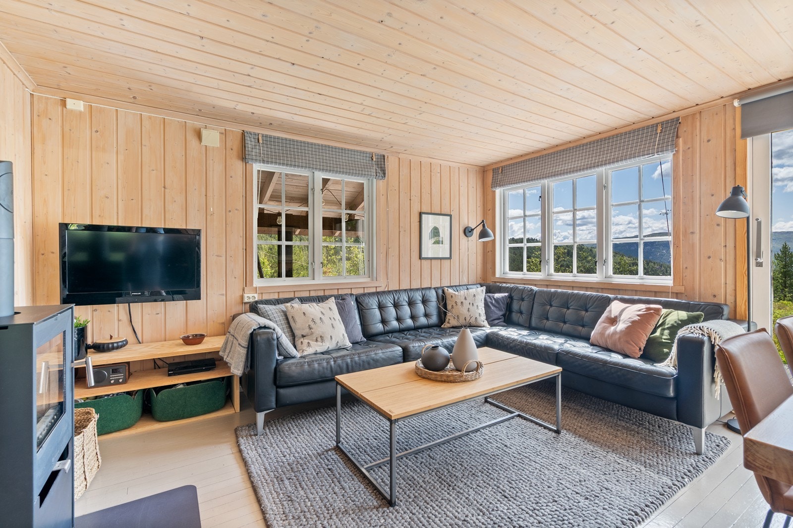 Utstrakt bruk av panel og tregulv skaper en lun og hyggelig atmosfære. Galleribilde