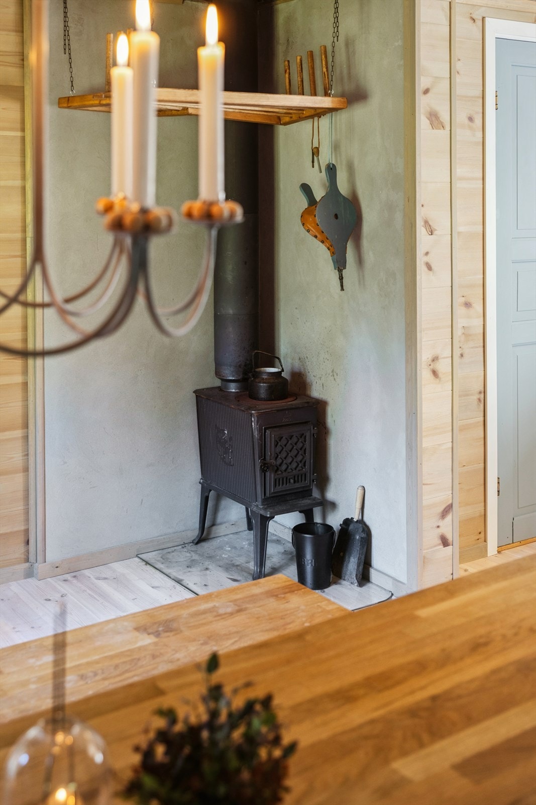 Oppvarming med vedfyring. Galleribilde