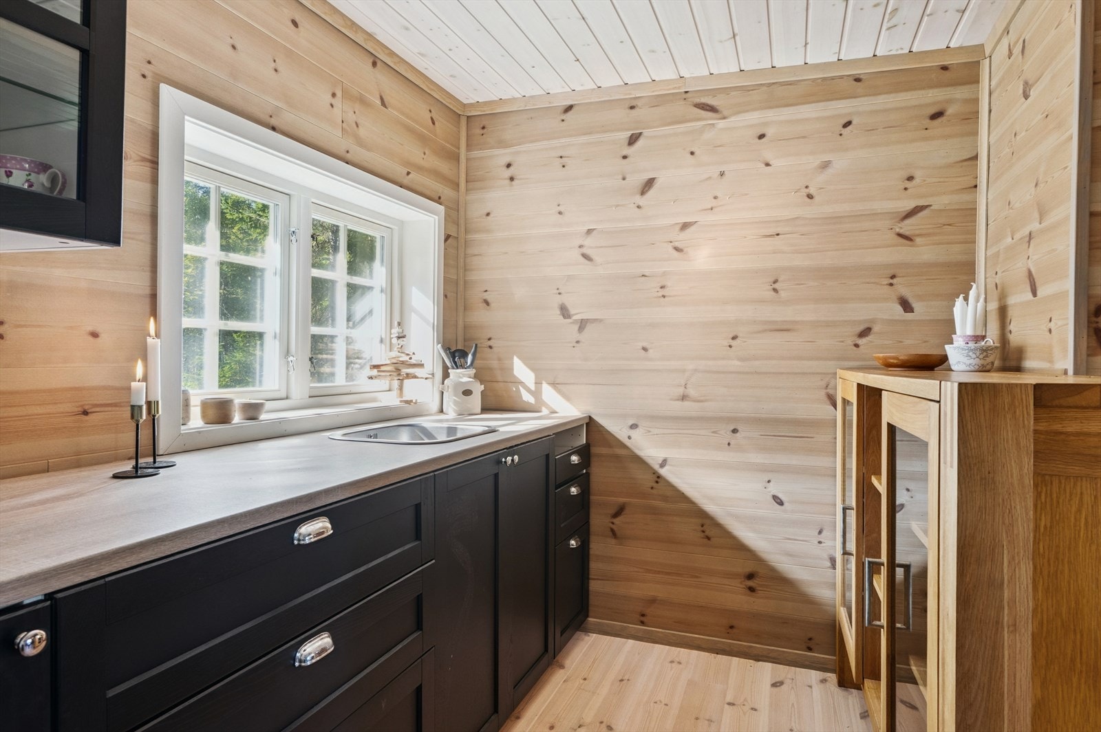 Romslig og moderne hyttekjøkken i egen sone. Galleribilde