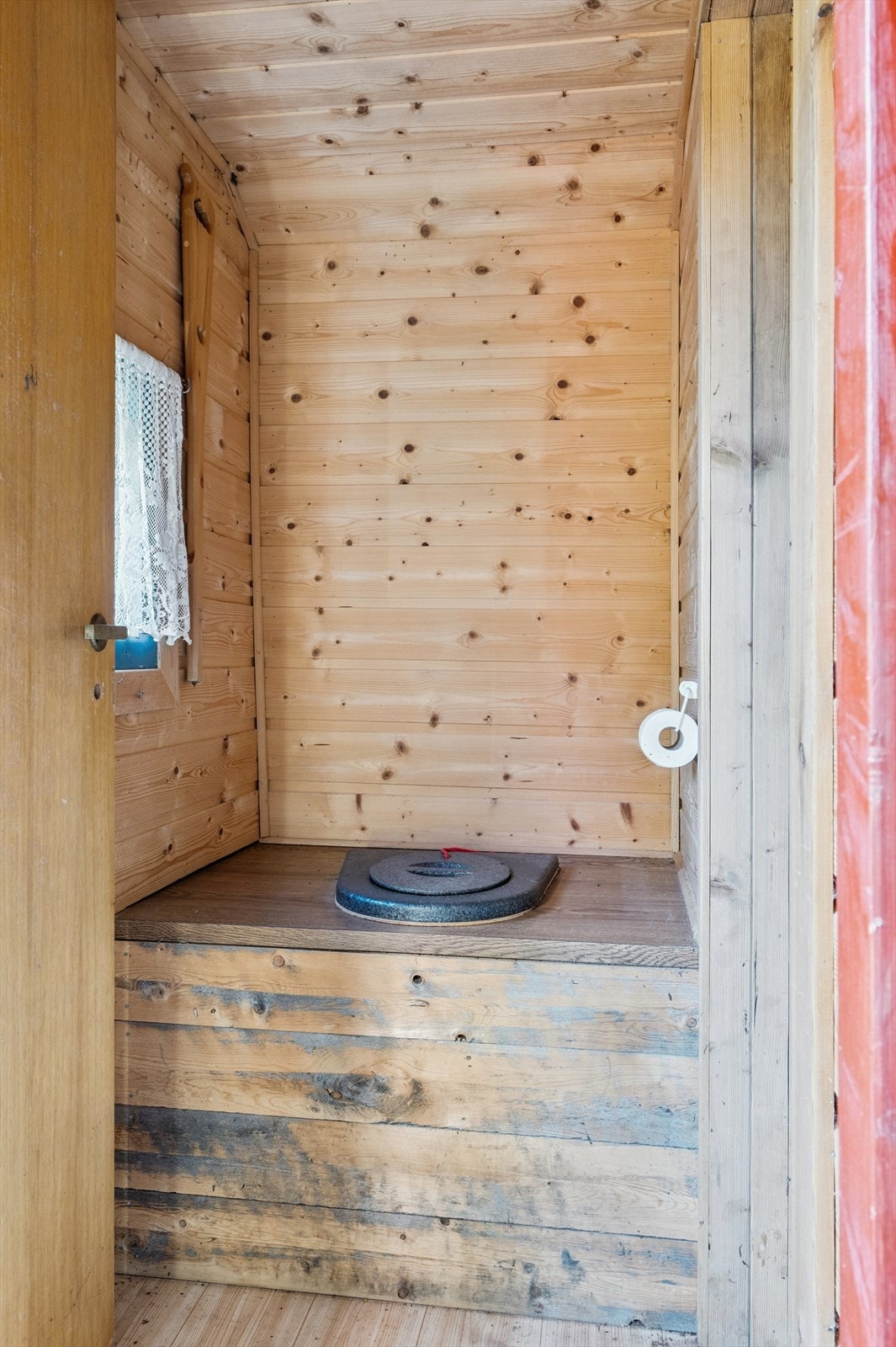 Utedo i uthus. Galleribilde