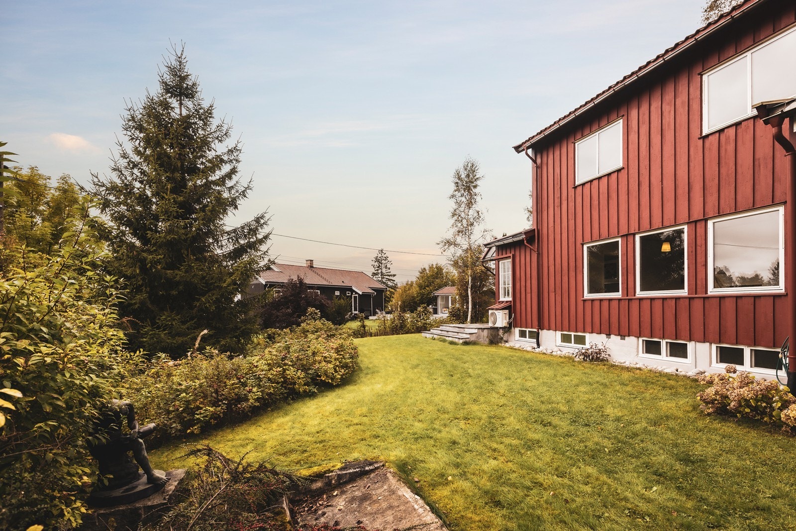 Huset har en idyllisk og barnevennlig hage Galleribilde