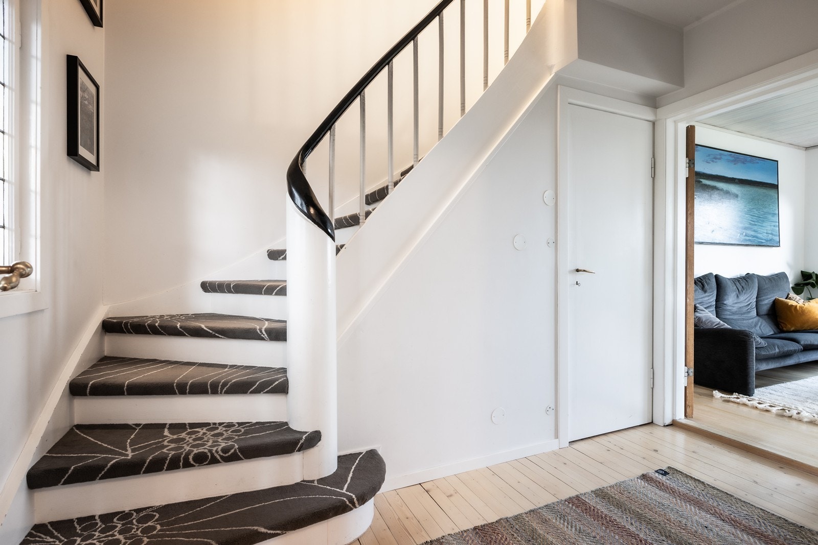 Hall med trapp opp til 2. etg. Galleribilde