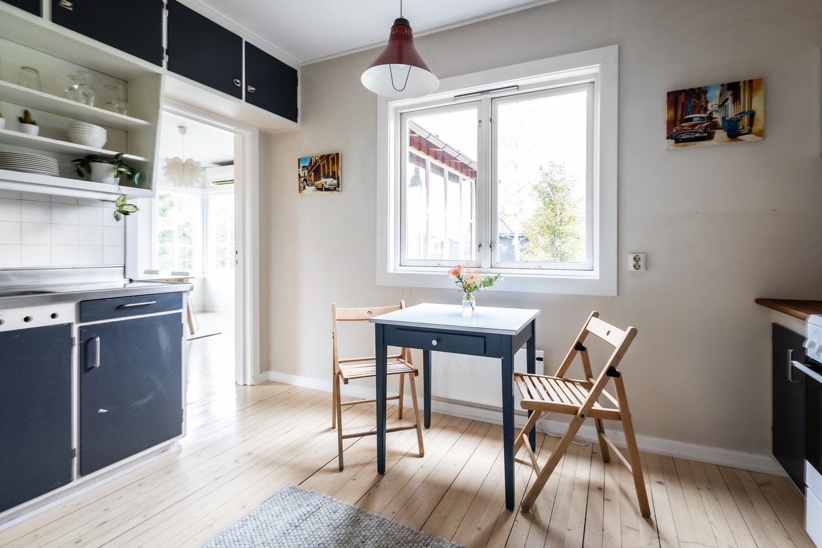 Hyggelig kjøkken med plass til spisebord Galleribilde