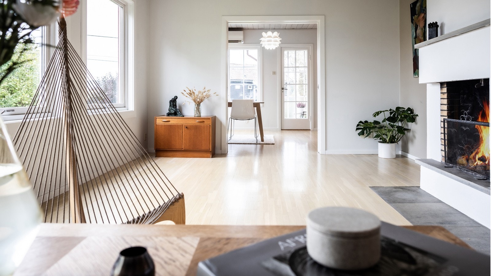 Lys, luftig stue med store vindusflater Galleribilde