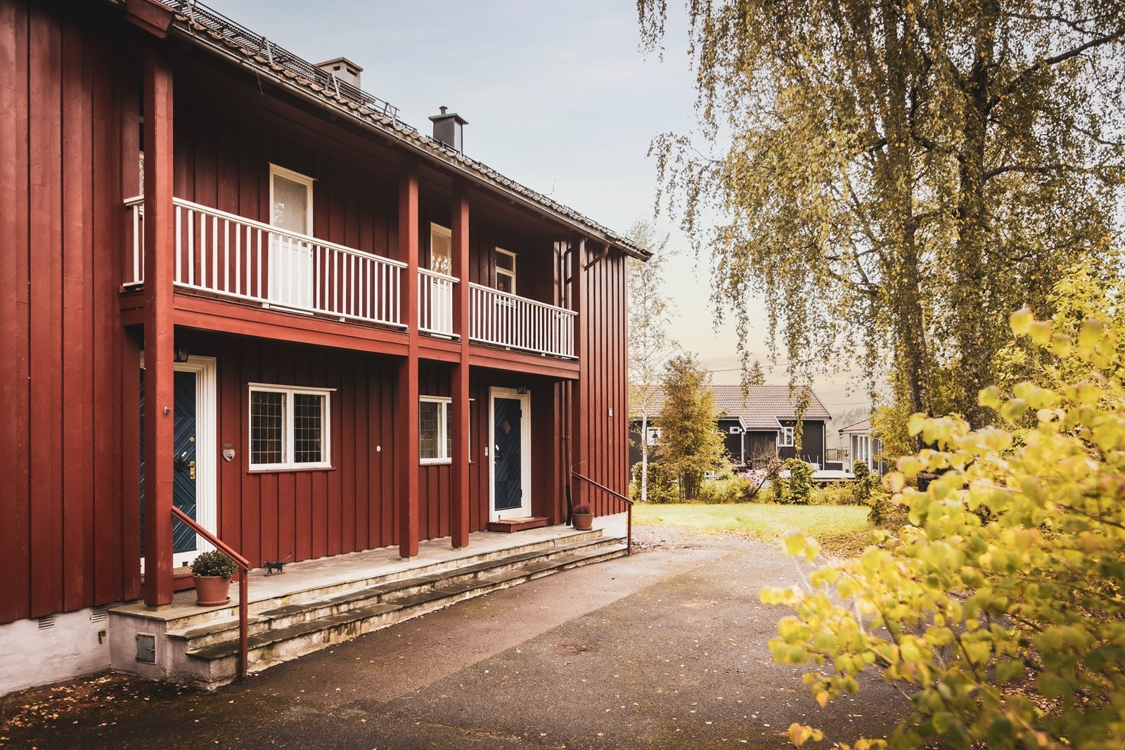 Boligen ligger innerst på tomten på en høyde med gode solforhold Galleribilde