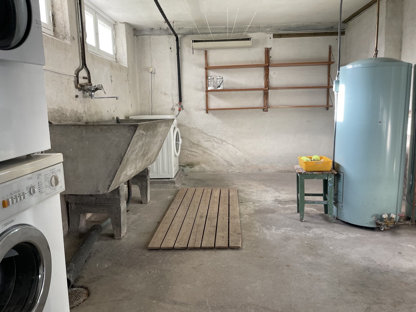 Felles vaskerom for begge husene, med hver sin vaskemaskin og varmtvannsbereder Galleribilde