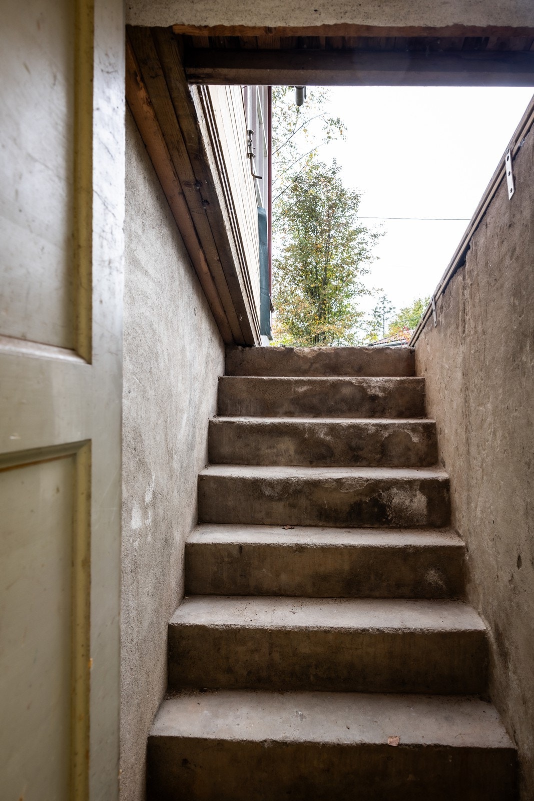 Huset har en praktisk lem med trapp ned til kjelleren fra siden av huset Galleribilde