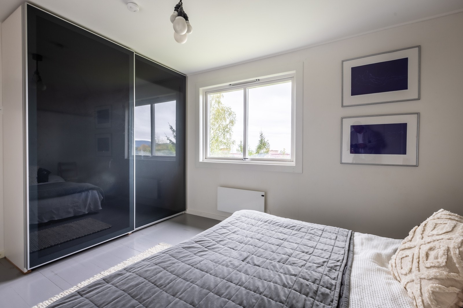 Hovedsoverom med skyvedørsgarderobe Galleribilde