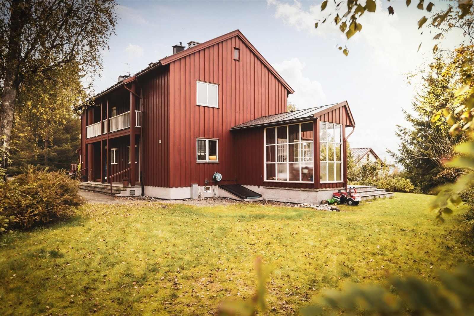 Pent opparbeidet og beplantet tomt med meget gode solforhod. Galleribilde