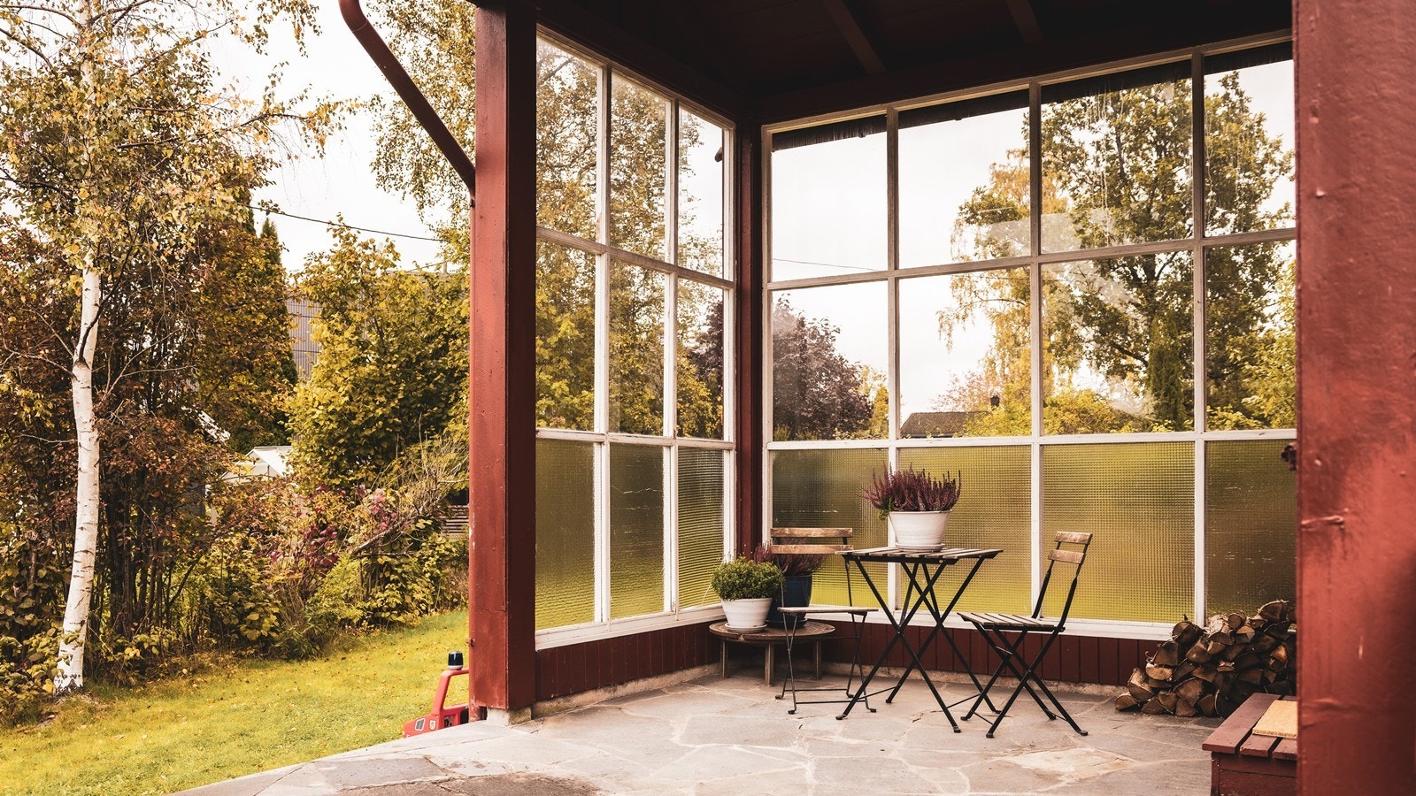 Overbygget skiferterrasse med kveldssol Galleribilde