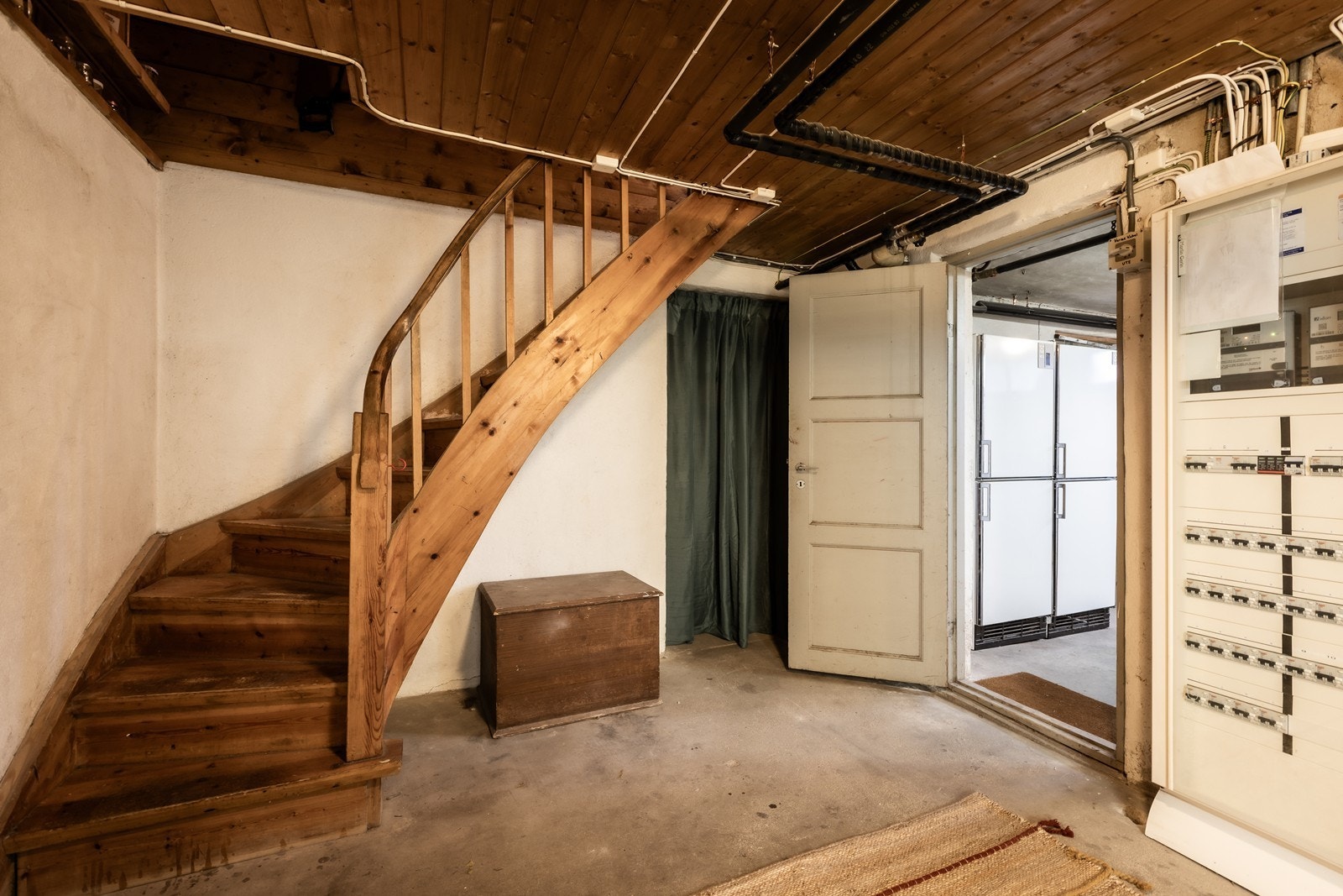 Kjeller. Felles trapp og gang for begge husene Galleribilde