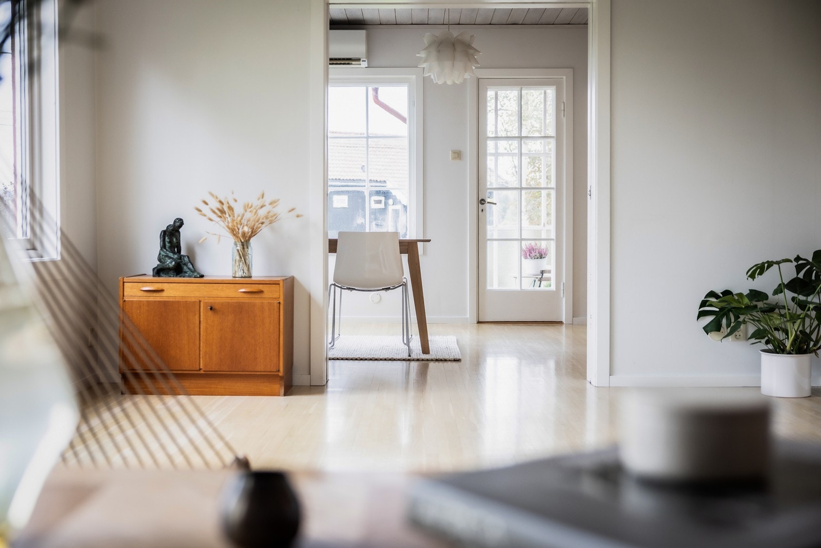 De store vindusflatene slipper inn masse lys i stuen Galleribilde