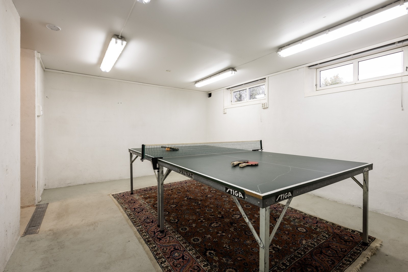 Romslig bod som også kan innredes som kjellerstue/hobbyrom Galleribilde