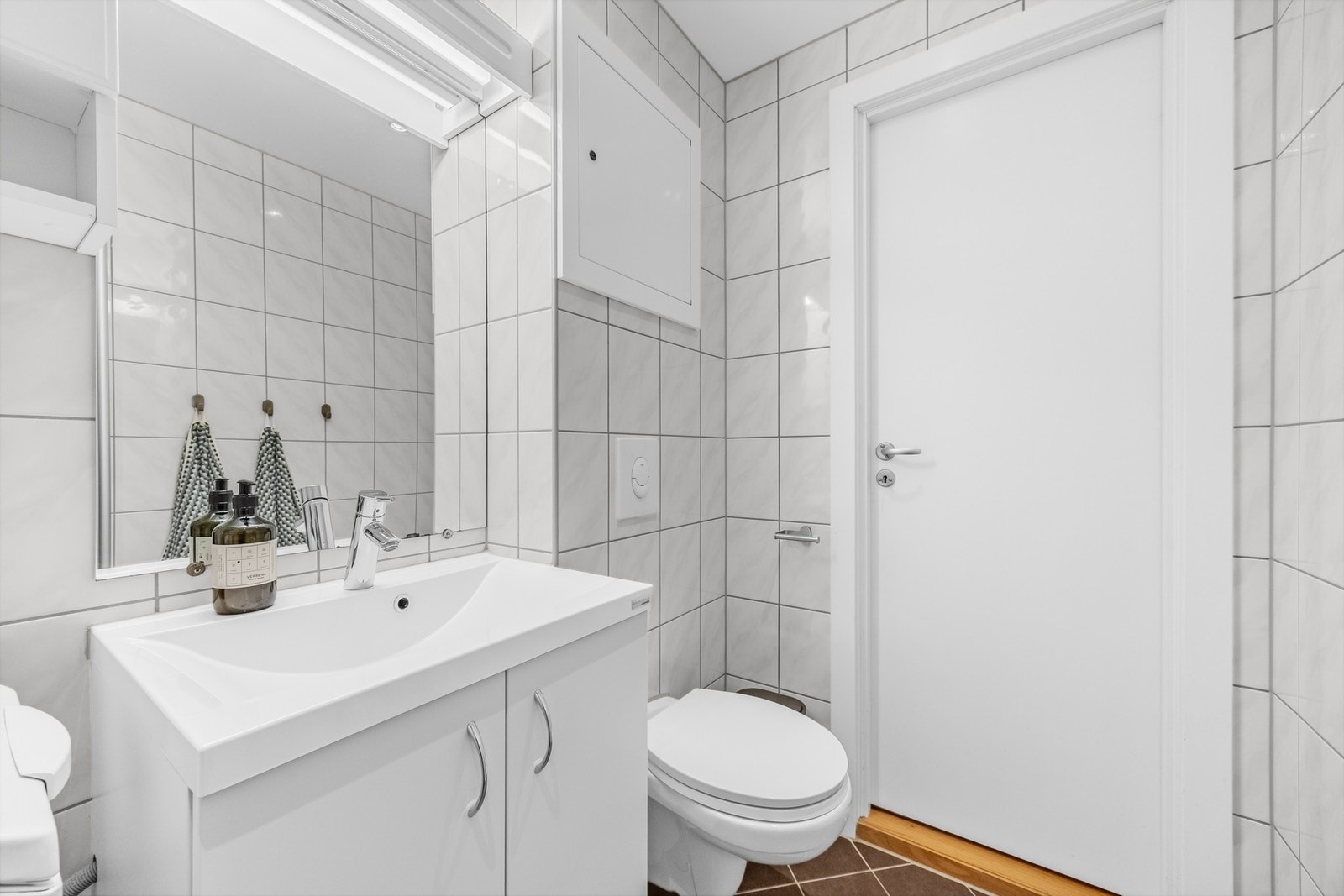 Det er termostatstyrte varmekabler i gulv, hvor termostat ble skiftet i 2021. Galleribilde