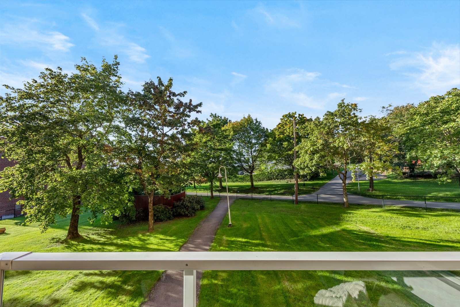 Flott parkmessig utsyn mot grønne og rolige omgivelser. Galleribilde