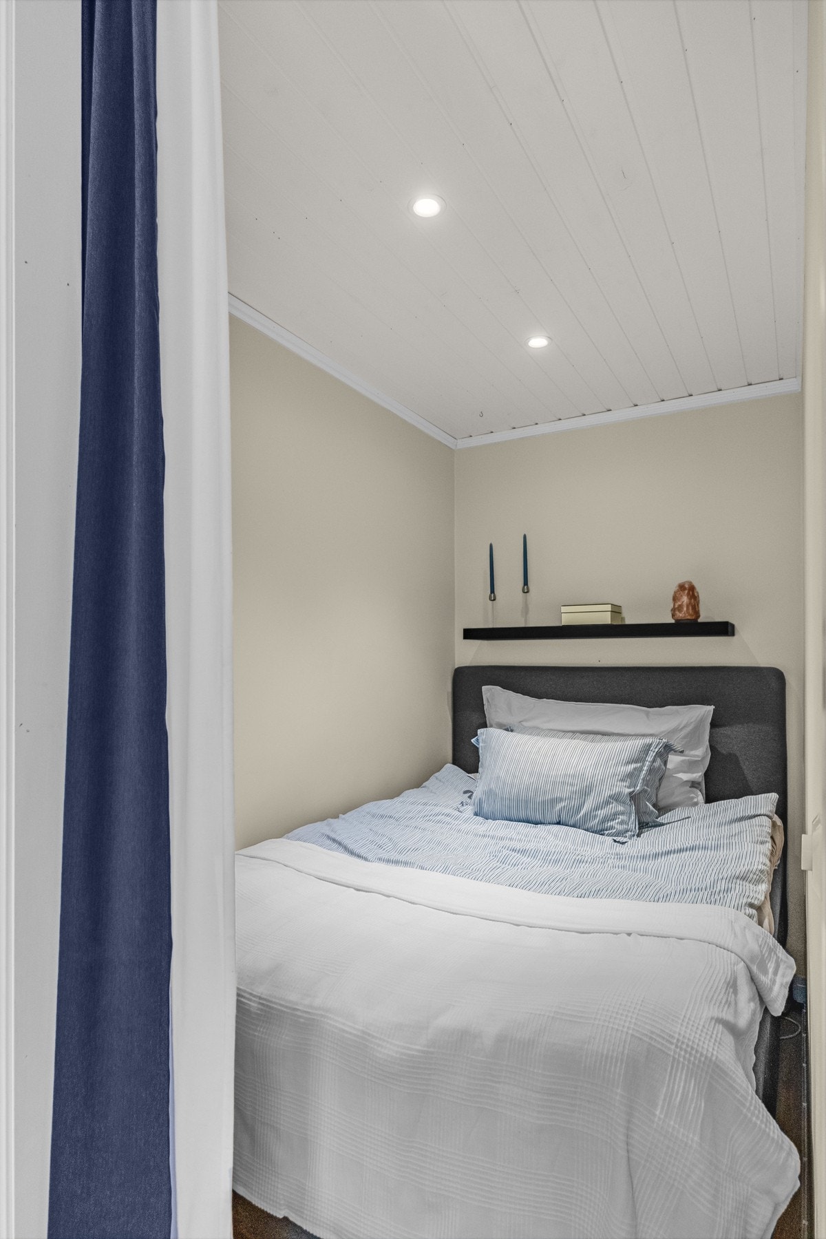 Praktisk og pent innredet sovealkove. Galleribilde