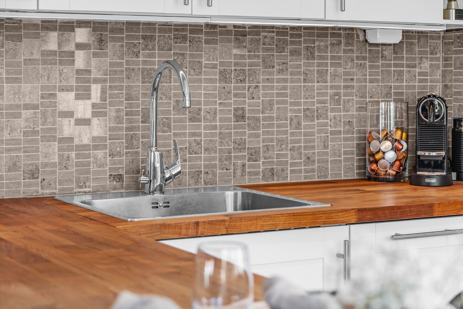 Benkeplate av finer, som nylig er slipt og oljet i 2024. Galleribilde