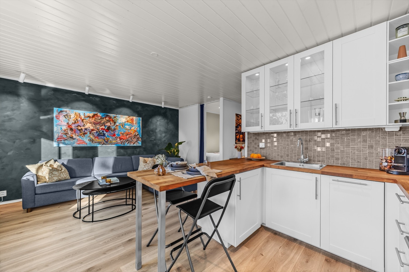 Videre er kjøkkenet utstyrt med integrert induksjonsplatetopp, stekeovn (ny 2024), oppvaskmaskin og kjøl- og fryseskap. Galleribilde