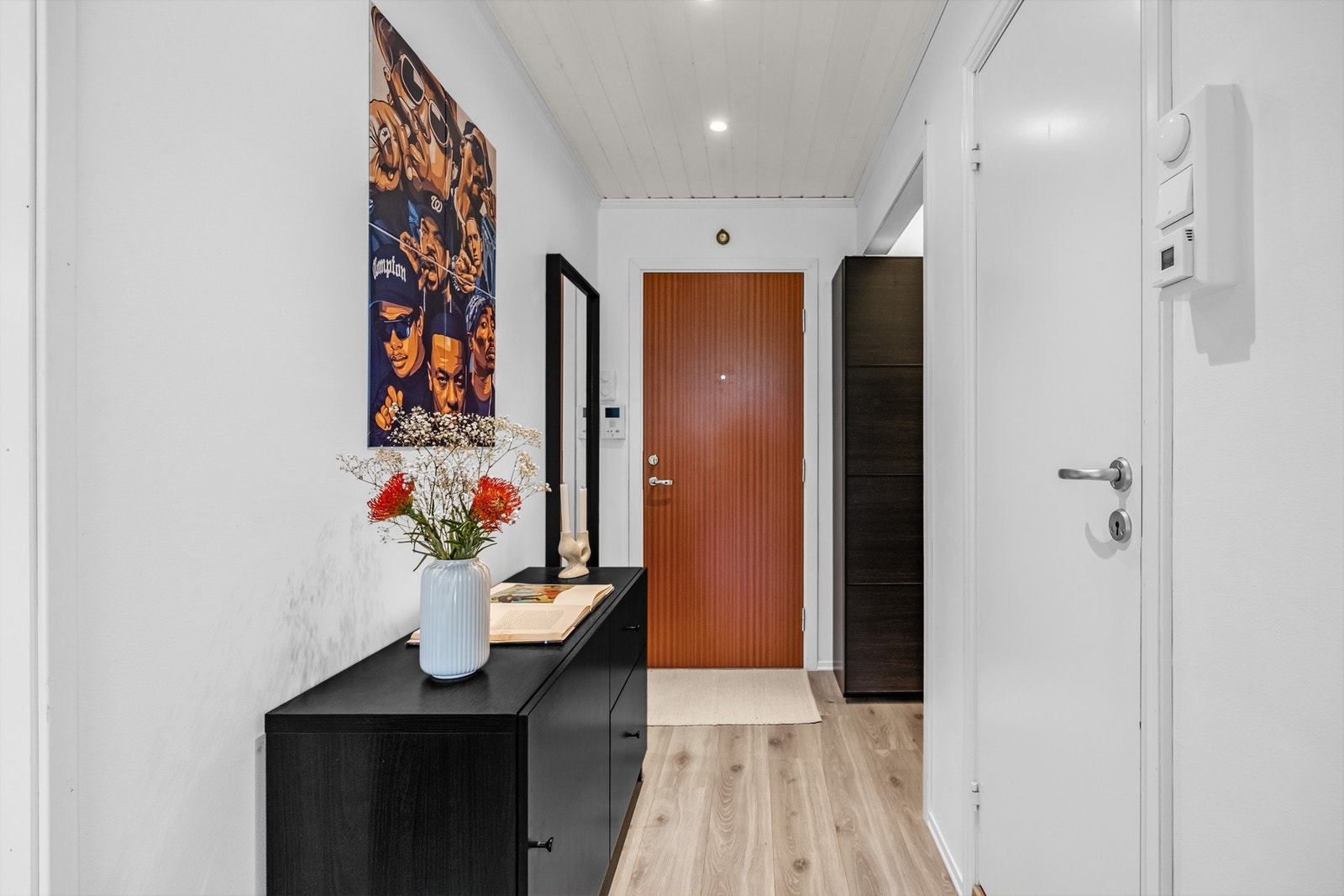 Entréen byr på godt med plass til konsollbord eller kommode for oppbevaring. Galleribilde