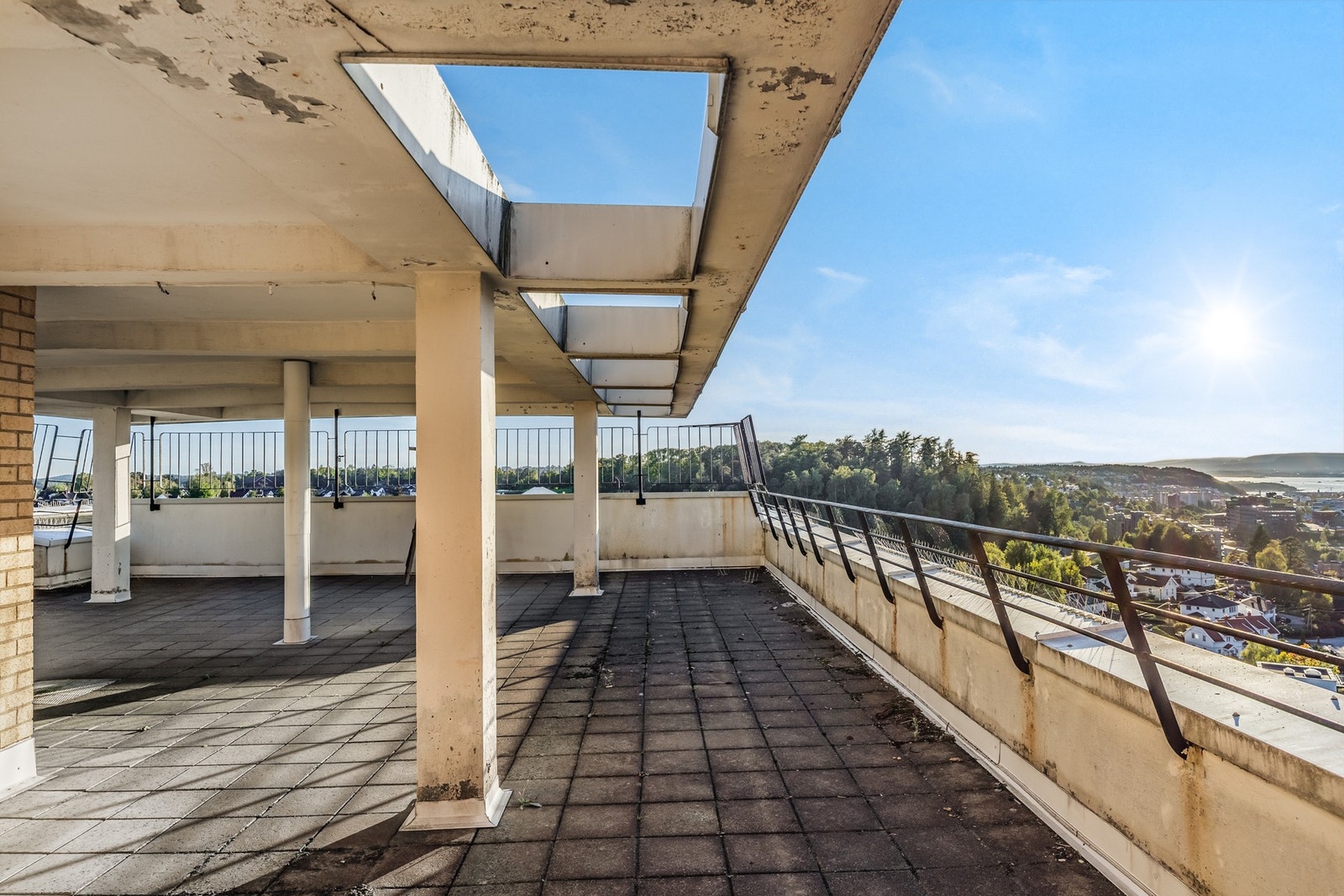 I blokkens øverste etasje er det en stor takterrasse som utgjør borettslagets fellesareal. Galleribilde