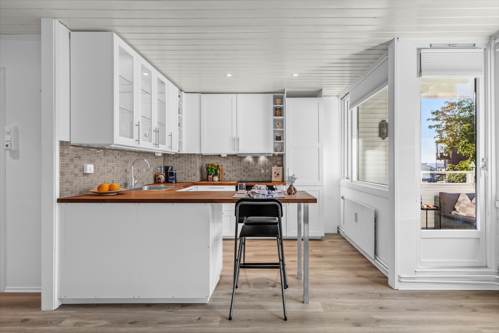 Lyst og pent kjøkken fra 2017 med profilerte fronter - Samme år ble også gulv- og takoverflater oppusset i regi av tidligere eier. Galleribilde