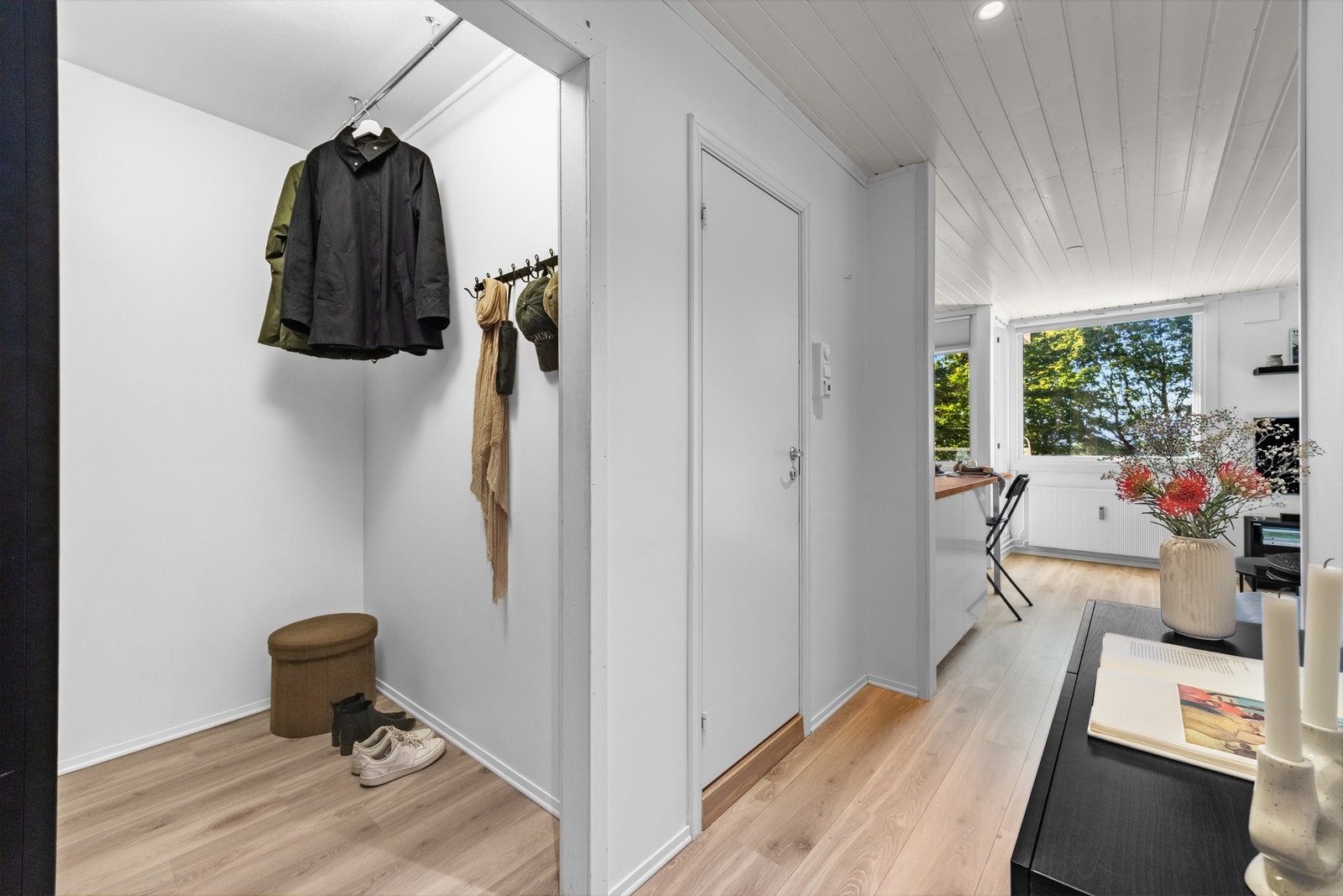 Du ønskes velkommen inn i en innbydende og romslig entré som gir et godt førsteinntrykk av boligen. Galleribilde