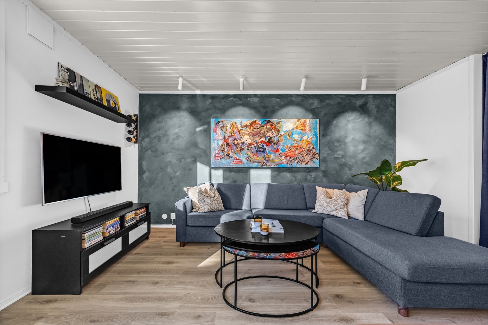 I felleskostnadene har du blant annet akonto fjernvarme (varmtvann og fyring), samt fibernett (1000 Mbps). Galleribilde