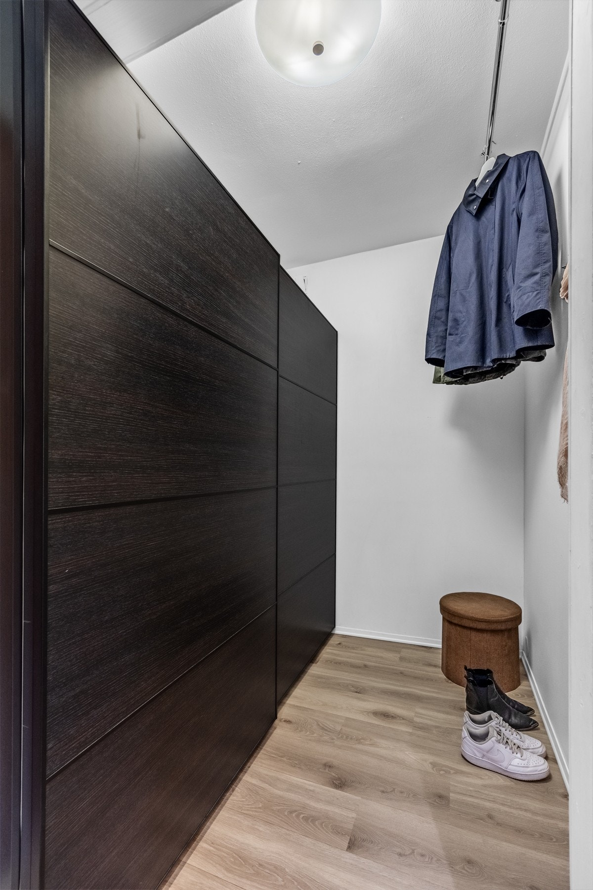 Tidligere vegg til innvendig bod er revet til fordel for en åpen garderobe med garderobeløsning som gir godt med oppbevaringsmuligheter. Galleribilde