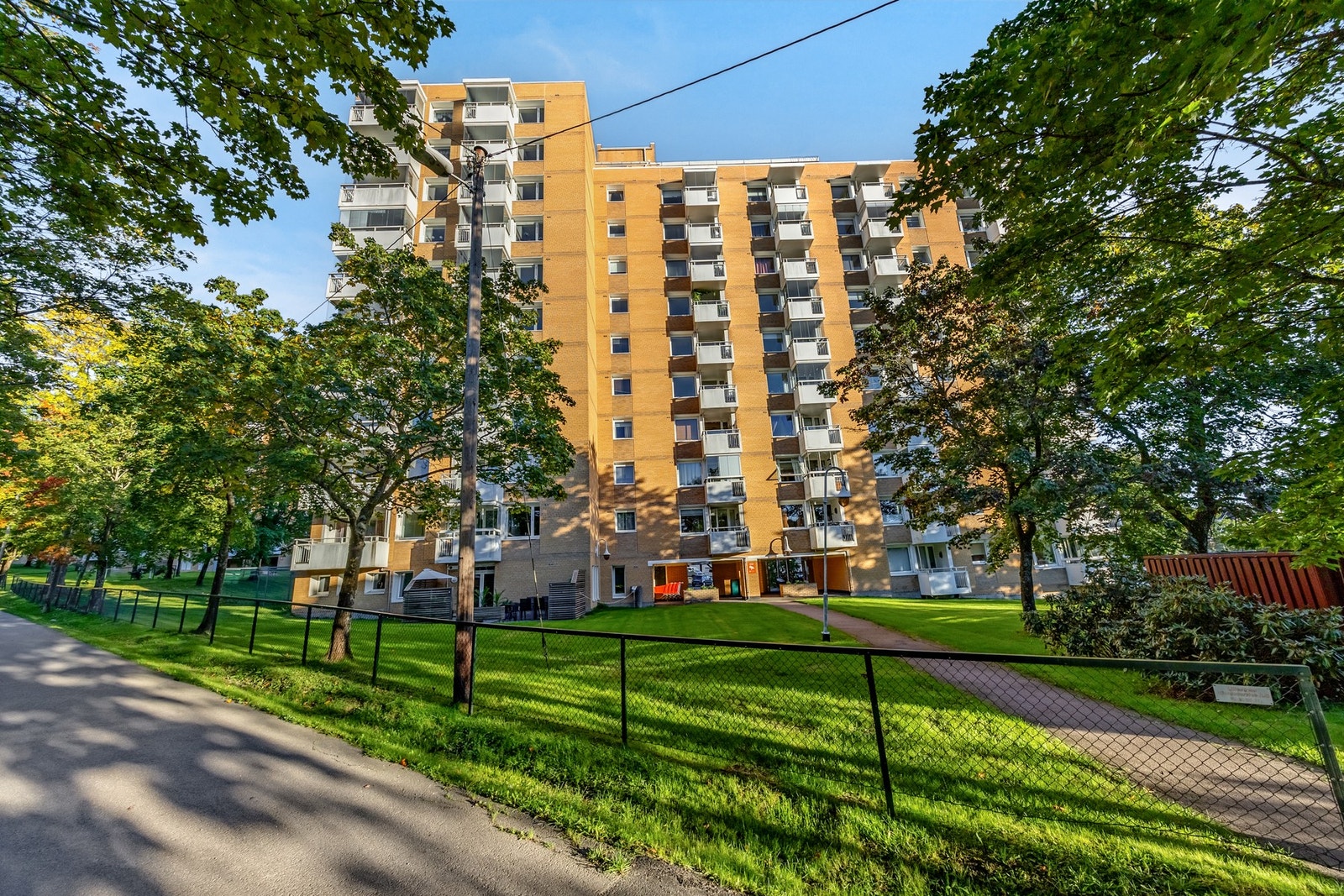 Hyggelig og forseggjort fellesareal. Her finner man grillplass, solsenger og sittebenker. Galleribilde