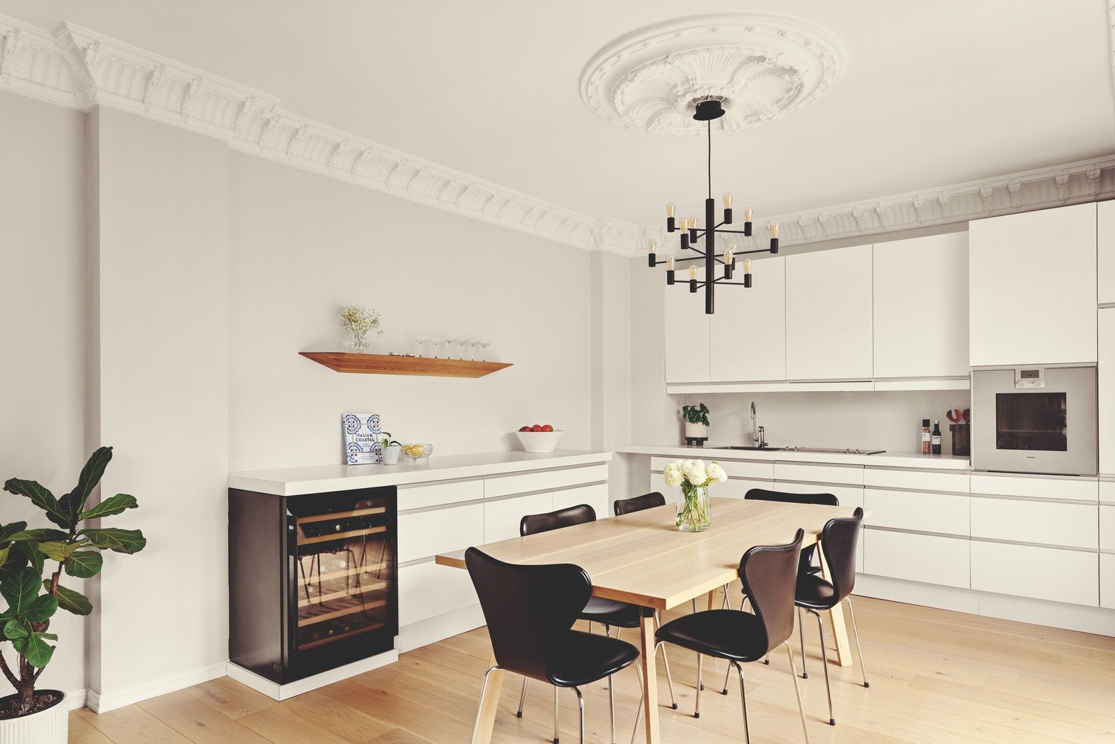 Kjøkkenet har eksklusive hvitevarer fra Gaggenau. Galleribilde