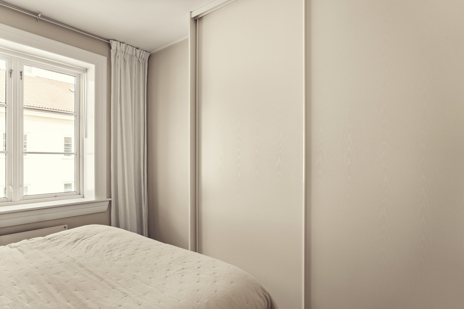 Det er stor og praktisk skyvedørsgarderobe med lyse flater for en god romfølelse. Galleribilde