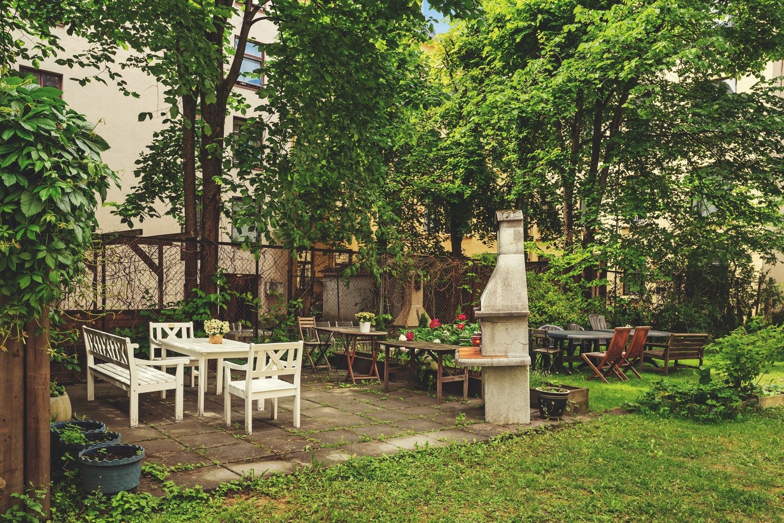 Bakgården har utegrill og sitteplasser. Her kan man kose seg i sosiale settinger der man vil nyte været og omgivelsene bakgården har å tilby. Galleribilde