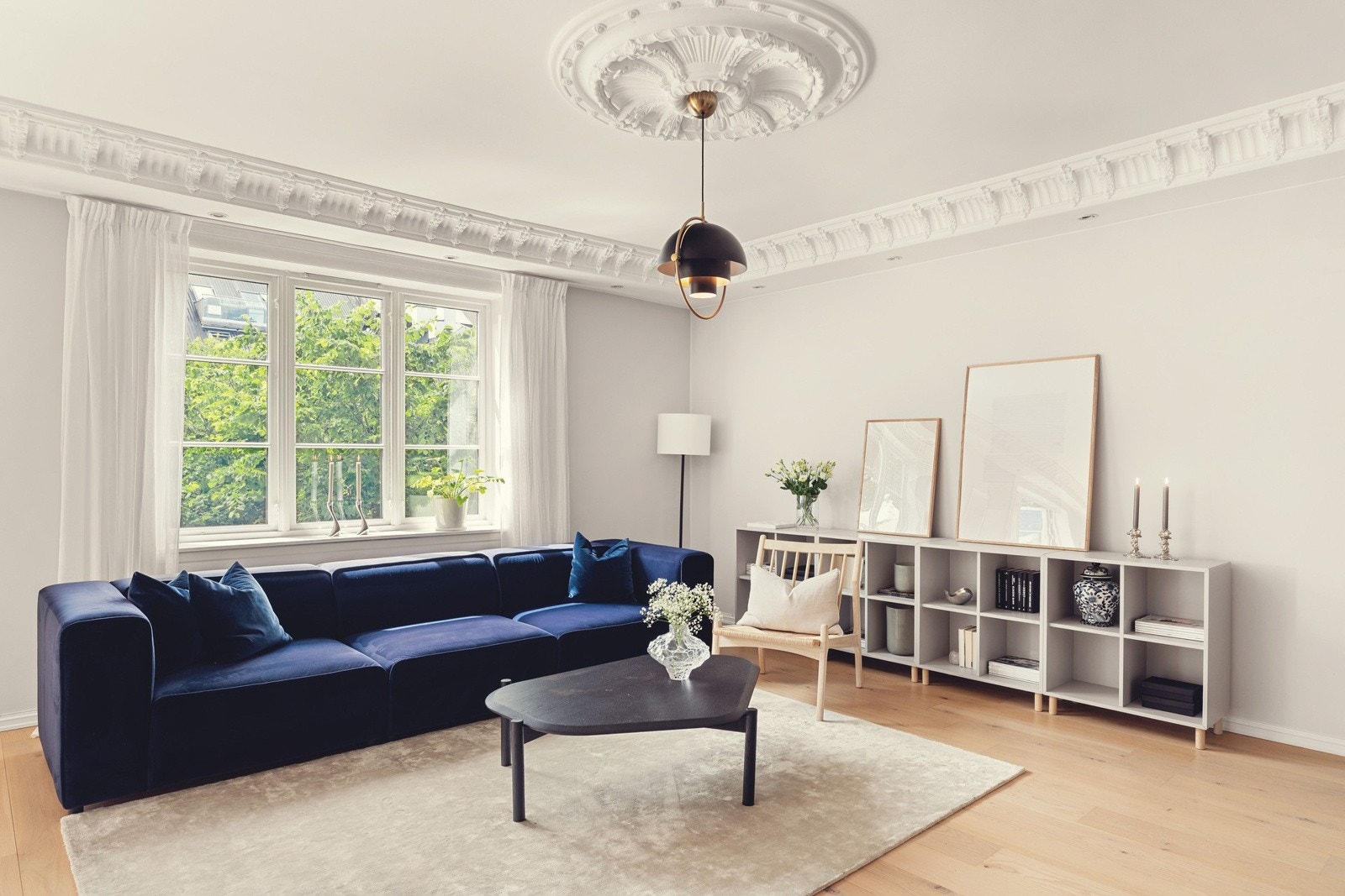 Kombinasjonen med de store vindusflatene og den generøse takhøyden gjør leiligheten lys og luftig. Galleribilde