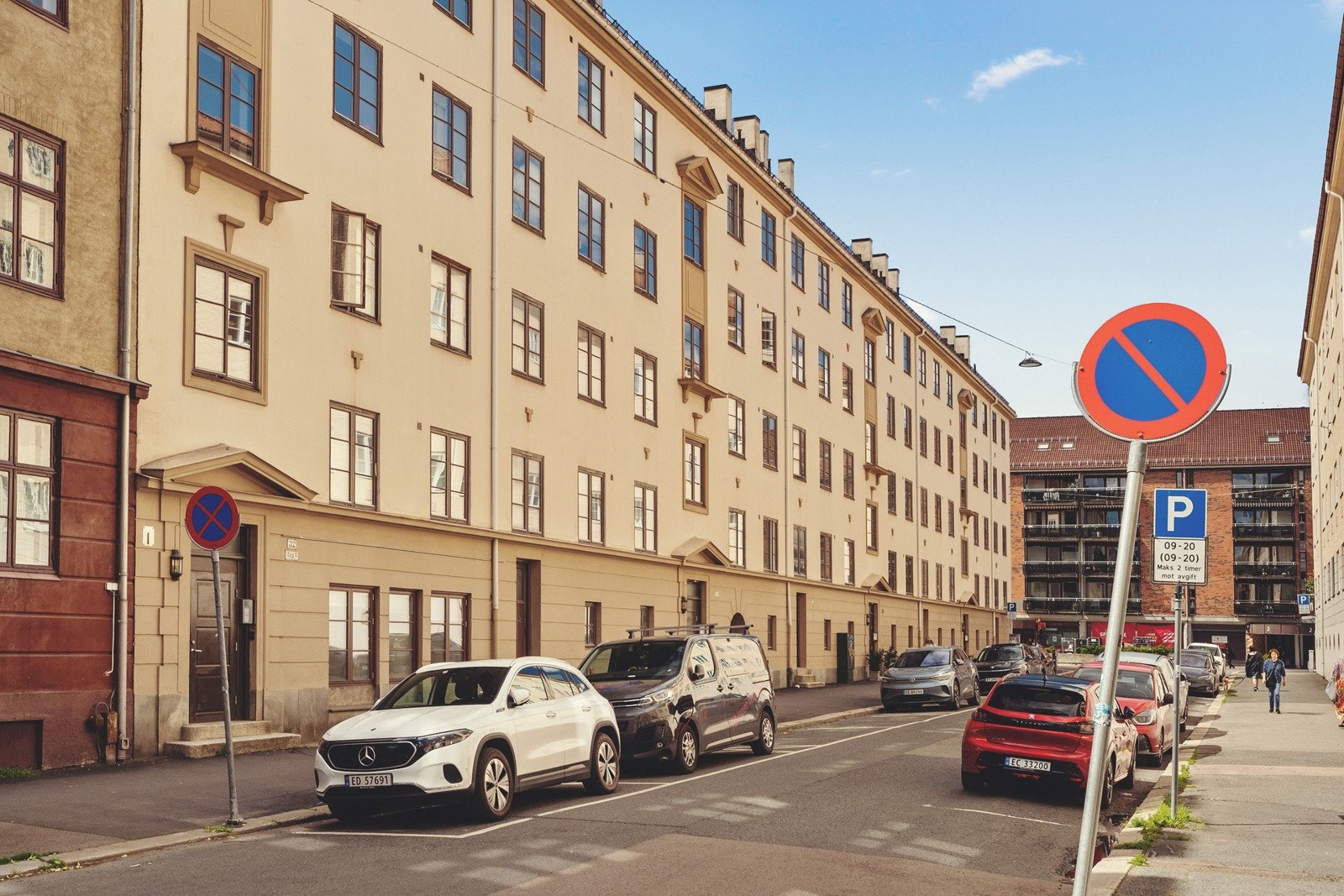 Pen og vedlikeholdt fasade. Bygget er plassert i en blindgate med lite trafikk. Galleribilde